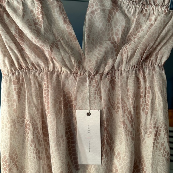 Brand: Lush very feminine maxi dress! Beautiful color Ash Mauve..SIZE SMALL - Picture 4 of 6